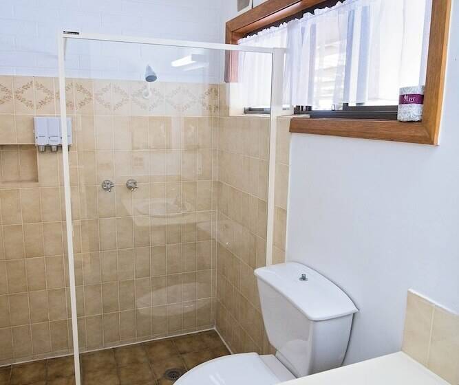 اتاق استاندارد سه نفره, Elm Court Motel
