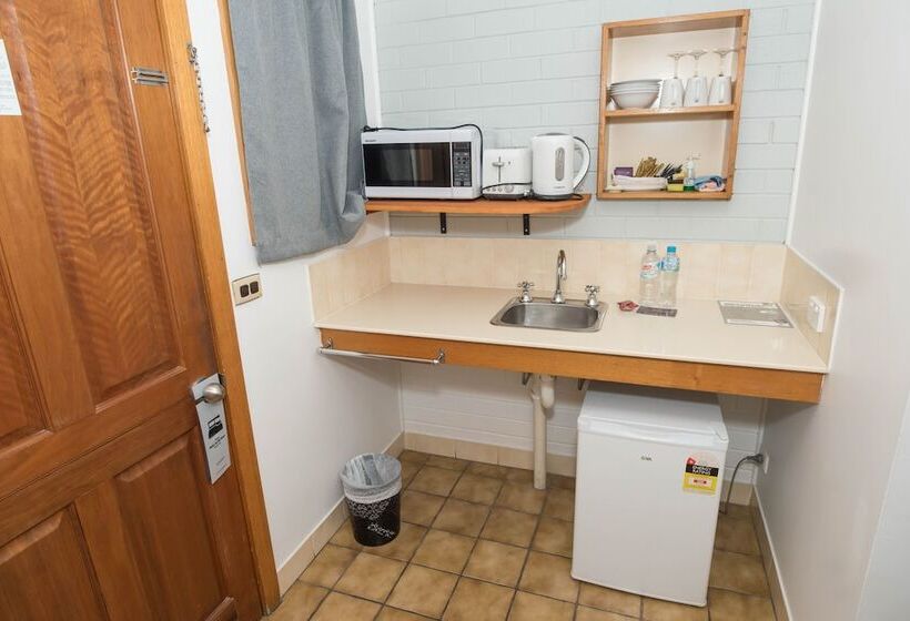 اتاق استاندارد سه نفره, Elm Court Motel