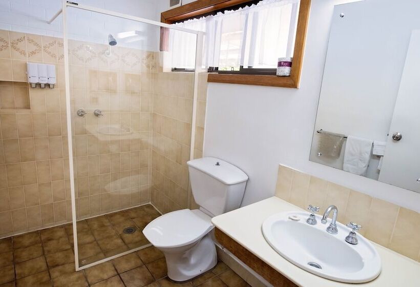 اتاق استاندارد سه نفره, Elm Court Motel