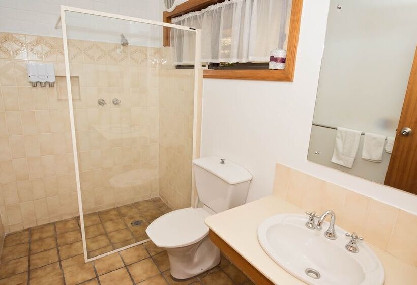 اتاق استاندارد سه نفره, Elm Court Motel