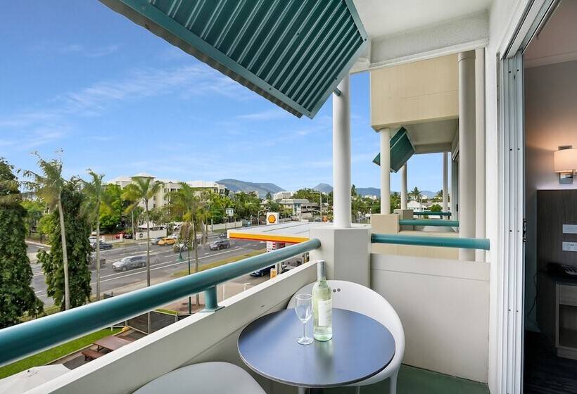 Номер Deluxe, Cairns Sheridan