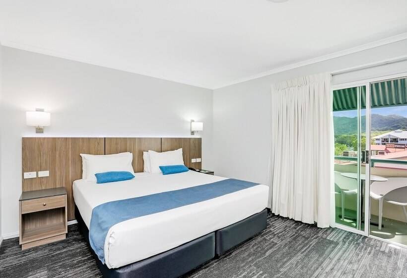 Номер Deluxe, Cairns Sheridan