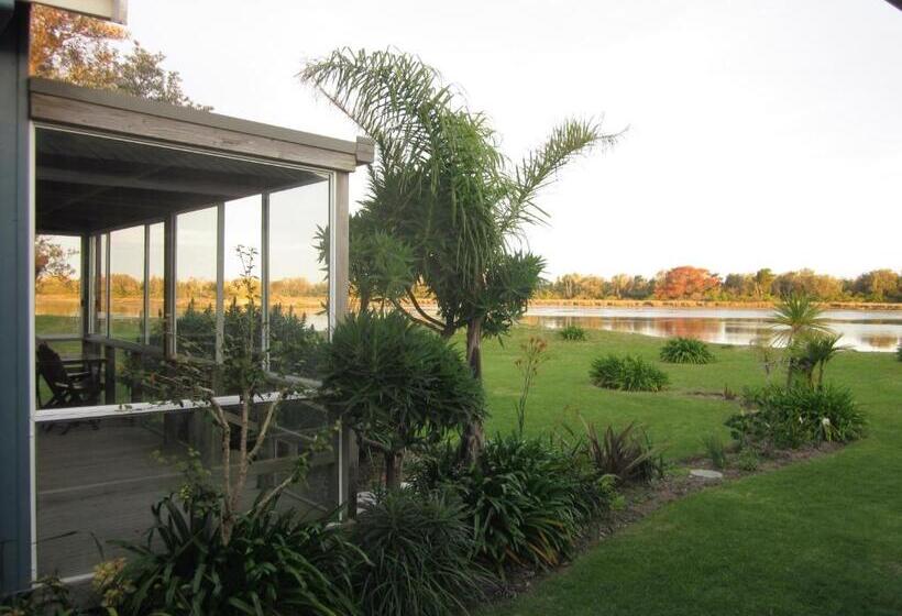 キャビン, Lakes Entrance Waterfront Cottages With King Beds