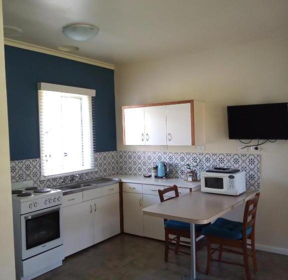 キャビン, Lakes Entrance Waterfront Cottages With King Beds