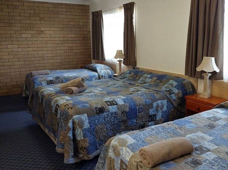 חדר משפחתי, Settlers Motor Inn