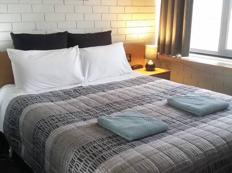 家庭间, White Manor Motel