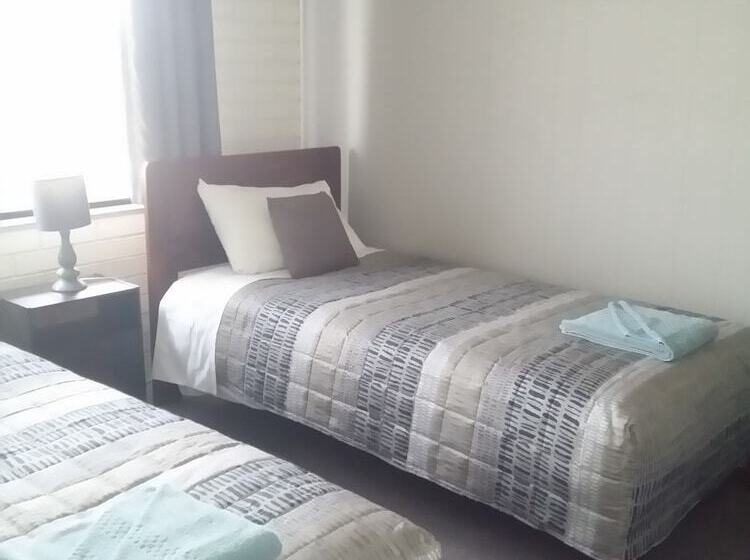 家庭间, White Manor Motel