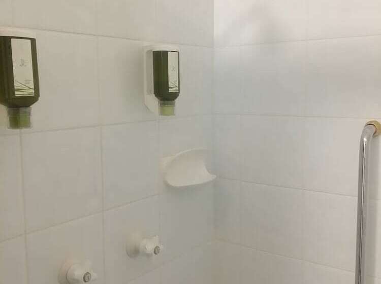 家庭间, White Manor Motel