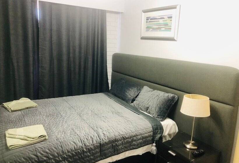 家庭间, White Manor Motel