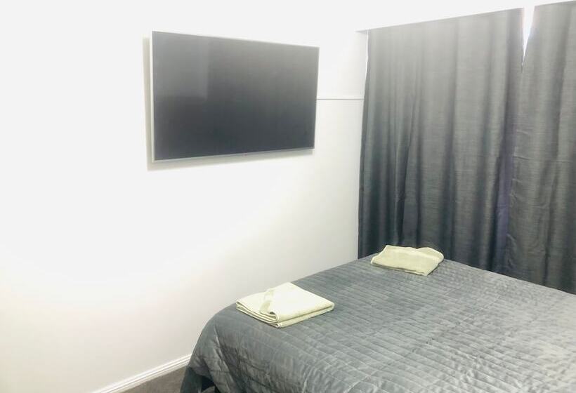 家庭间, White Manor Motel