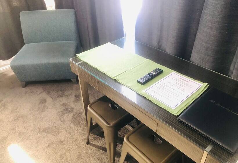 家庭间, White Manor Motel