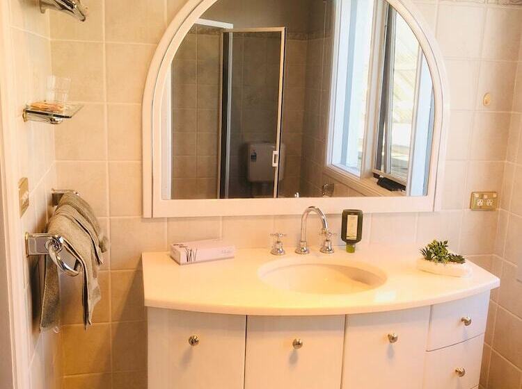 家庭间, White Manor Motel