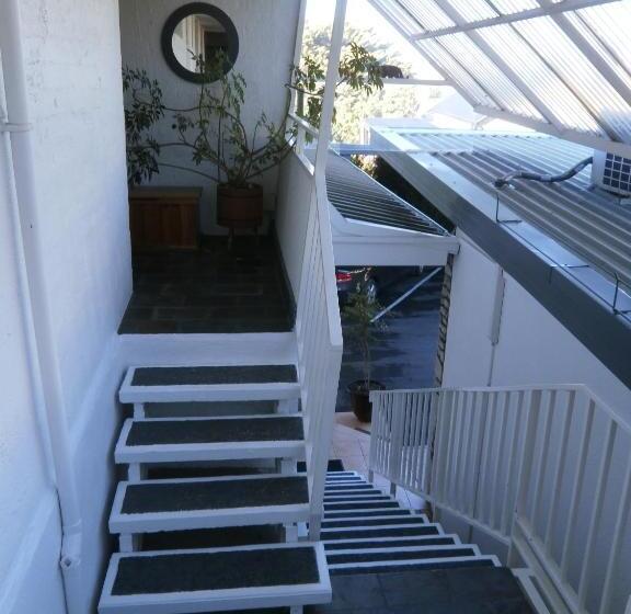 家庭间, White Manor Motel