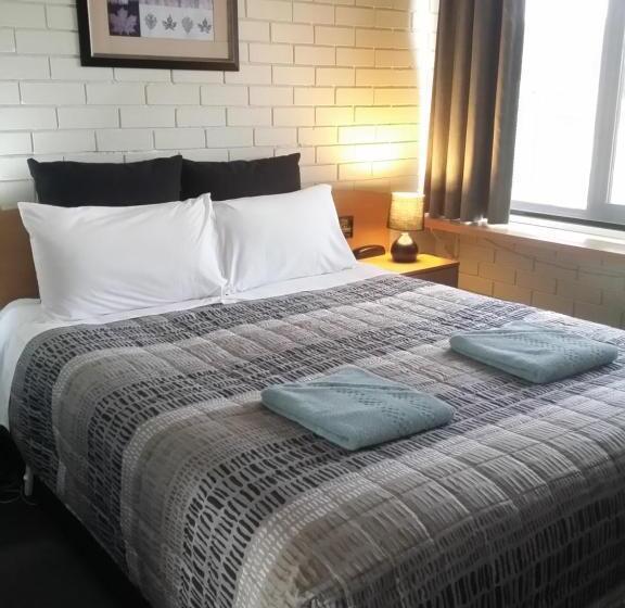 家庭间, White Manor Motel