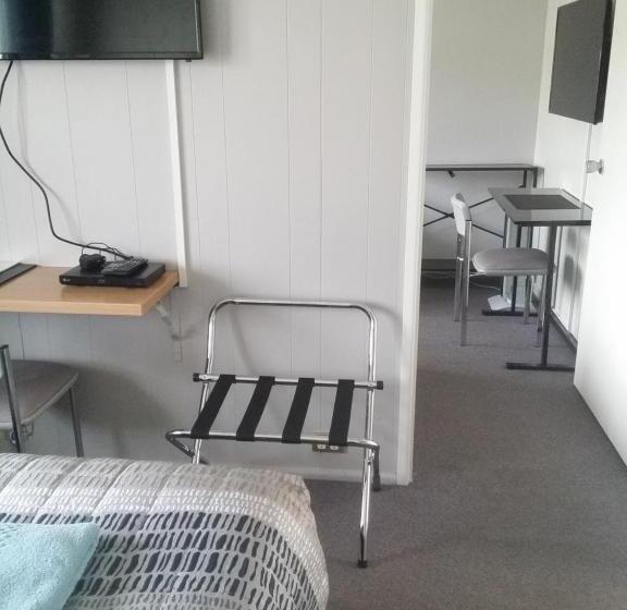 家庭间, White Manor Motel