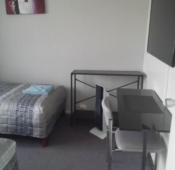 家庭间, White Manor Motel