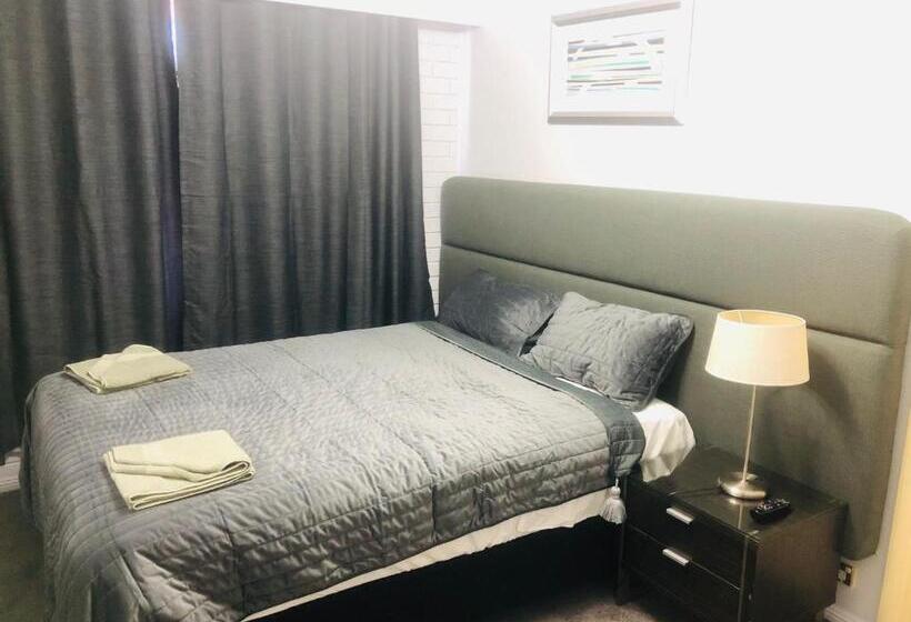 家庭间, White Manor Motel