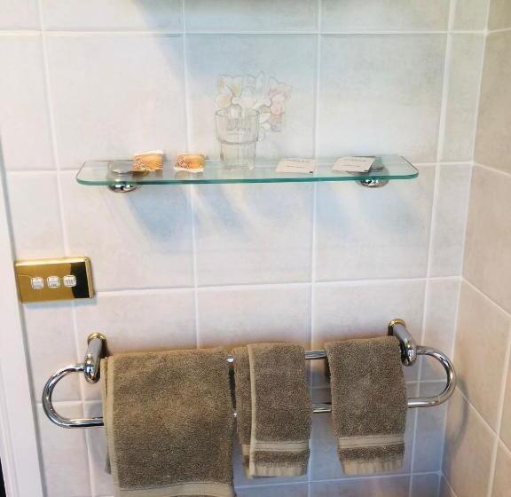 家庭间, White Manor Motel