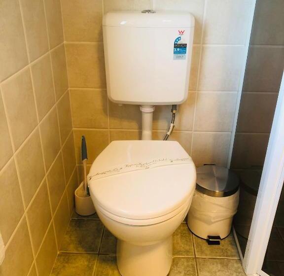 家庭间, White Manor Motel