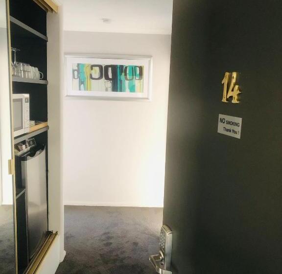 家庭间, White Manor Motel