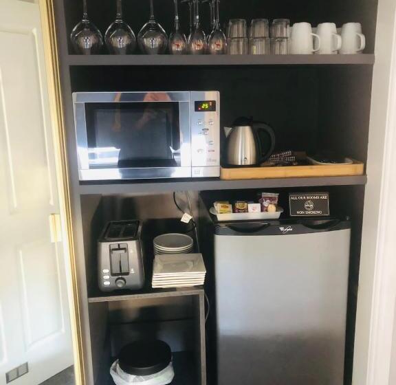 家庭间, White Manor Motel