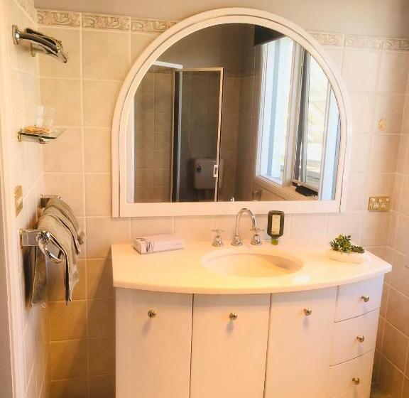 家庭间, White Manor Motel