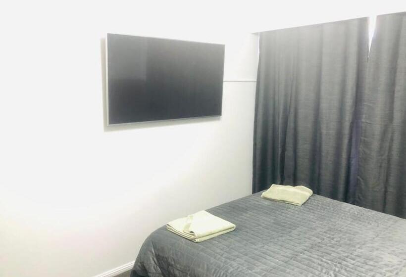 家庭间, White Manor Motel