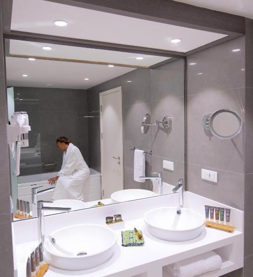 اتاق سوپریور با تخت بزرگ, Novotel Orisha Cotonou