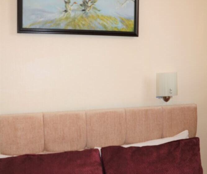 Семейный Номер, Barry House