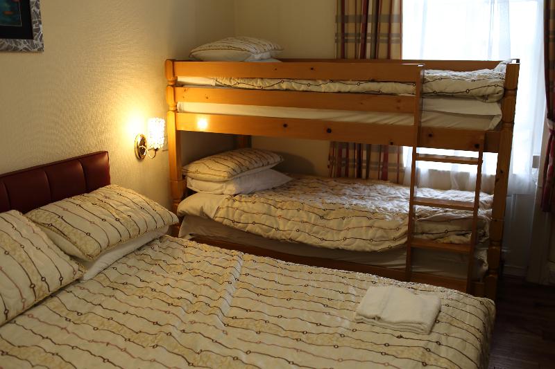 Семейный Номер, Barry House