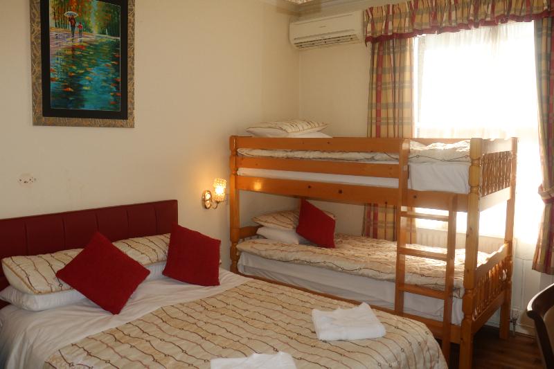 Семейный Номер, Barry House