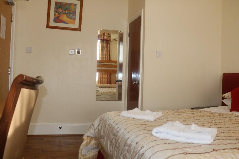 Семейный Номер, Barry House