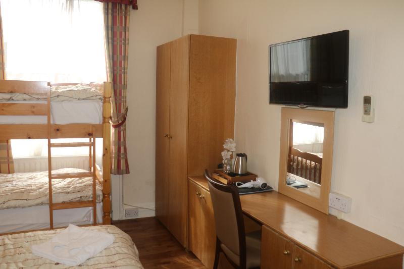 Семейный Номер, Barry House