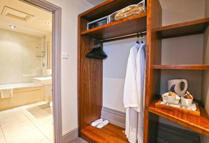 جناح جونيور, Belmont Hotel Leicester