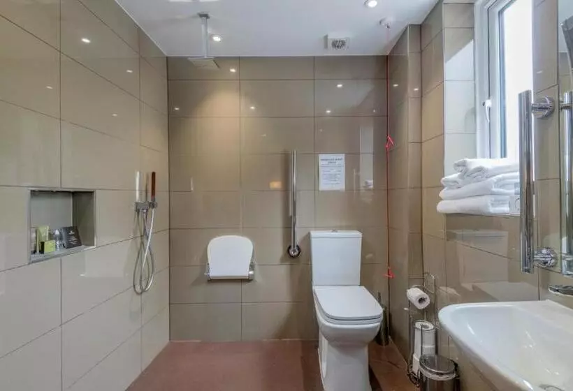 Standard Room Adapted for people with reduced mobility, Donnington Manor