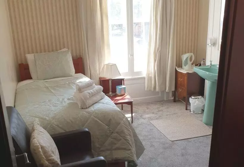 Standard Yhden Hengen Huone, Georgian House