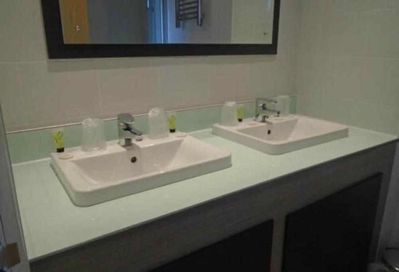 غرفة قياسية, The Star And Garter