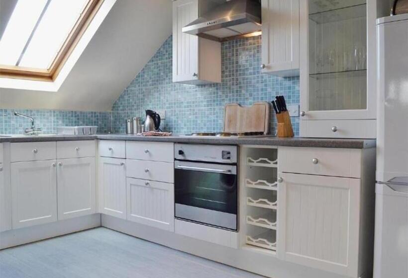 בית, 2 חדרי שינה, Penmorvah Manor