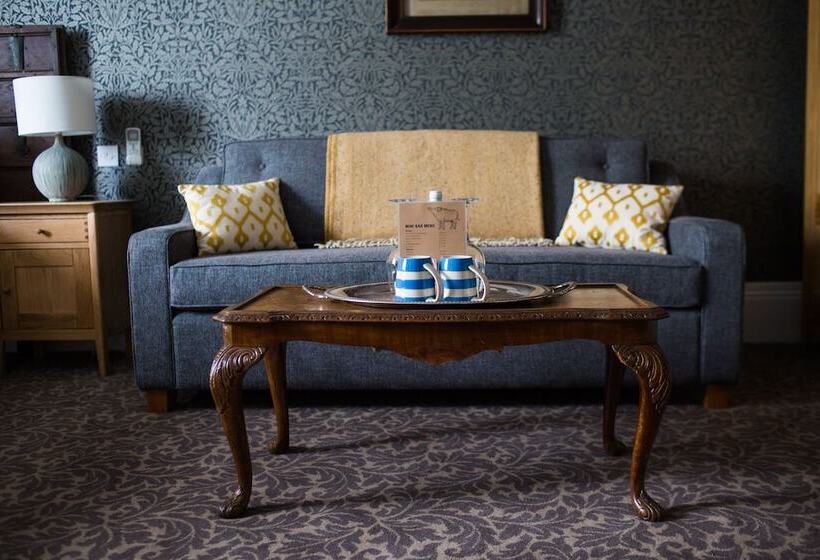 ファミリールーム, The Blue Boar