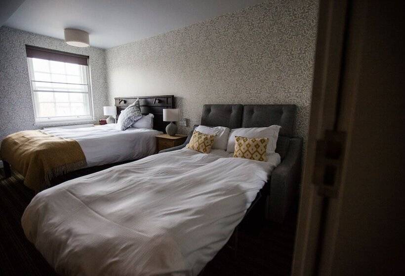 ファミリールーム, The Blue Boar