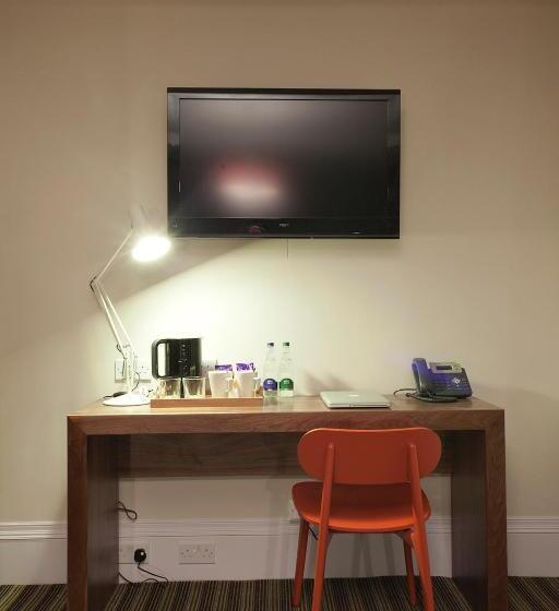 ファミリールーム, The Blue Boar