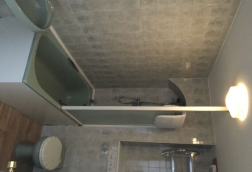 דירת חדר, The Menai Hotel And Bar