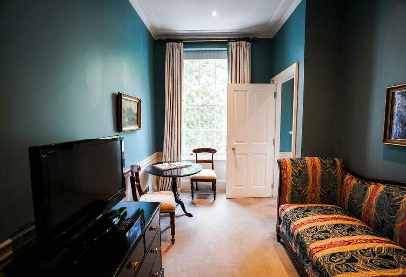 Полулюкс, Roseate House London