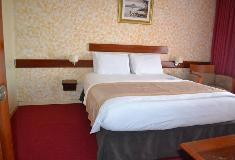 Comfort room with city view, Sawa