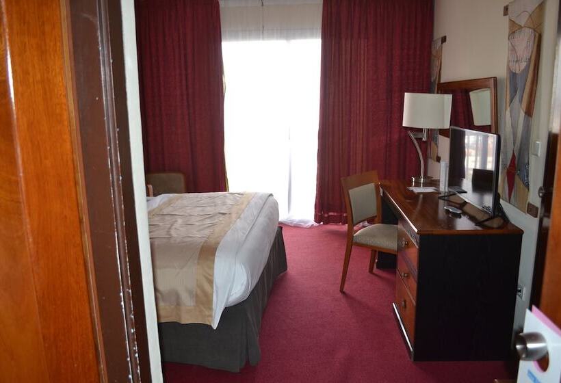 Comfort room with city view, Sawa