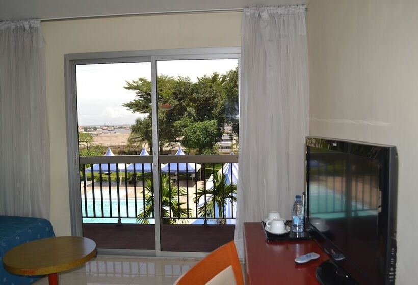 اتاق راحتی با چشمانداز استخر, Sawa