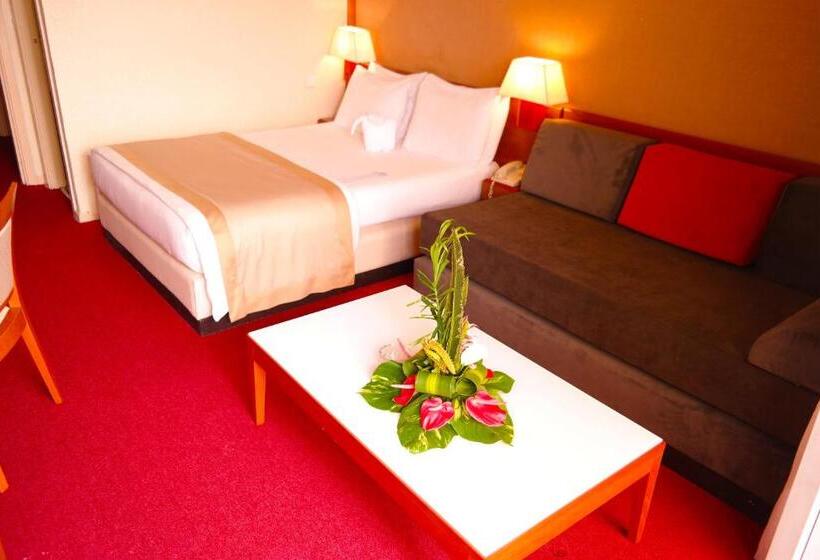 Comfort room with city view, Sawa