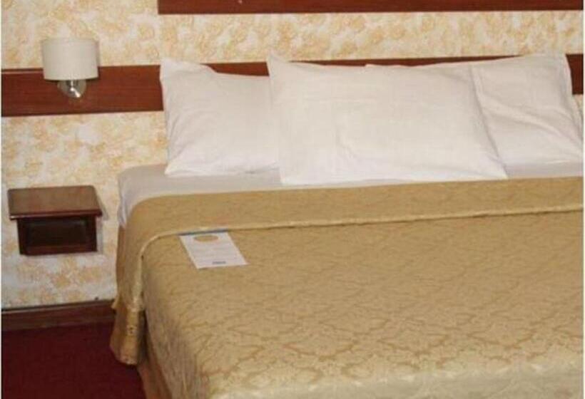 اتاق راحتی با چشمانداز استخر, Sawa