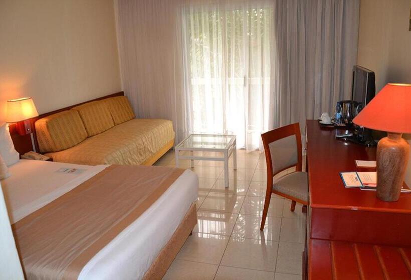 اتاق راحتی با چشمانداز استخر, Sawa