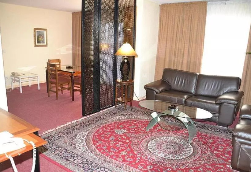 Senior Suite, Sawa